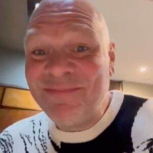 Tom Kerridge Instagram - Let’s hear it for #worldbeeday. I celebrated by enjoying some Honey with Acey from my Bees 🍯🐝

After meeting Dave from @wainwrightsbeefarm , I got him to help me install six beehives into my garden and this year, they will produce around 300kg of Marlow honey! How amazing is that.

#bees #honey #beekeeping #britishhoney #marlow