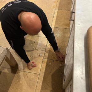 Tom Kerridge Instagram - Had the best couple of days at @daylesfordfarm hanging out in a tiny chair , wonderful friends @bethcullenkerridge , @thedaajb , @lucybosi1 and with these two jokers @satbains1 and @claudebosi1….. dropping stuff on the floor, setting the smoke alarm off when making toast, seeing our books, jumping in ice baths and riveting conversation….. 😂😂

What an amazing place!! Great shop, spa, gym, accommodation all based on food, drink and our great farming community!
