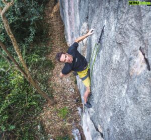 Tom Randall Instagram - Ooof! That was a lucky one 😄

On, off, back on… on Heckler’s Harem at the newly established Resort Wall. I’d seen @matt.2foldstudio grab the mega jug just before my go, so I thought a safe enough idea was to skip the big reach move and just double dyno. Incorrect assumption 😅🙈.

Turns out that when you miss time a jump to a hold shaped like a bread knife, you don’t do your skin the biggest favour. Lesson definitely learnt… 😬

Thanks for the photos @kcphotographyhk 🙌 📸 !

@rab.equipment 
@mytendon 
@unparallelup