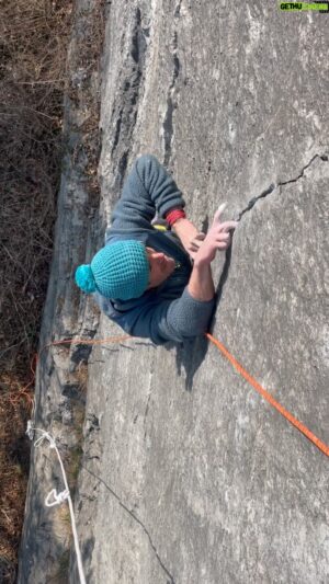 Tom Randall Instagram - Gotta love zee monos 😍😍

I always remember the first trip I had to the Frankenjura, when someone told me that maybe the best mono finger is actually the ring finger. They’re not wrong! It is a little freaky initially, but it’s very trainable and also feels almost restful from standard jams. I won’t deny it does come with a bit pain though 😄

Sunny days over in Austria 🌞🌞

Video: @annahazelnutt