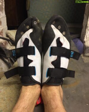 Tom Randall Instagram - When a shoe sponsor doesn’t make the shoe you need 😂. Back in the day, me and @petewhittaker01 wanted a prototype we called “The Spatula Foot” for ultra thin roof crack climbing… not surprisingly, our sponsor wasn’t convinced by the commercial viability so I went rogue and started making them at home. 

Did it work? 

No 😂

But these things are always worth a go and sometimes a little ‘crazy’ gets you further than you think. I’m sure I heard of someone having carbon inserts in their edging shoe at some point too?? 

Shout out to @unparallelup for making actual proper good crack shoes these days (UP Rise Pro) which does everything you want to when it comes to roof cracks (see last post on the indoor crack)