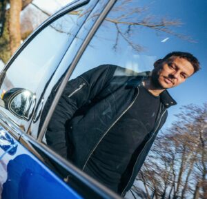 Tom Wlaschiha Instagram - still in 💙 with GIULIA —

ein sonniger Berliner Wintertag mit @alfa_romeo_de x @waltermagazin 
Interview x Fotostrecke jetzt in Ausgabe #16

@alfaromeoofficial #alfaromeogiuliaquadrifoglio #alfaromeogiulia #werbung 
@florianroser 📸