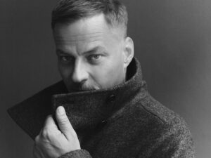 Tom Wlaschiha Instagram - Mantelwetter.

Danke @monsieurmagazin für den warmen Shoot. Im aktuellen Heft.

📸 @zebdaemen 
💇‍♂️ @berenice_ammann 
🧥 @konstantinkonstant @anastasia_vraka