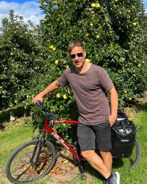 Tom Wlaschiha Instagram - wir sind über‘n Berg :)

#cyclinglife #alpen #reschenpass🗻