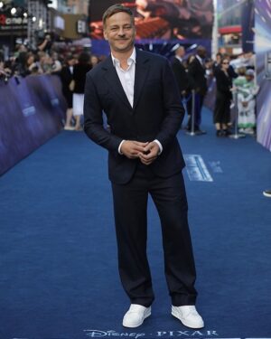 Tom Wlaschiha Instagram - The latest Buzz(es) 🚀

Thank you @disney @disneydeutschland for an amazing LIGHTYEAR premiere and for trusting me with Buzz’s German voice.

Out in cinemas Jun 16