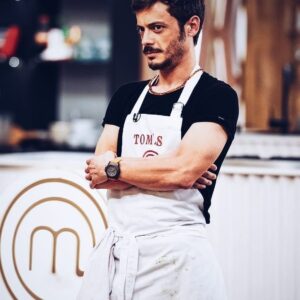 Tomás Fonzi Instagram - 1- Cocinando
2- COCINADO (ese delantal cuenta la epopeya vivida)
🧑‍🍳🧑‍🍳🧑‍🍳🧑‍🍳
#masterchefargentina 
@masterchefargentina
