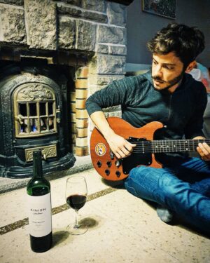 Tomás Fonzi Instagram - Ideales maridajes ideales 🍷🎸🍷
@bodegarucamalen