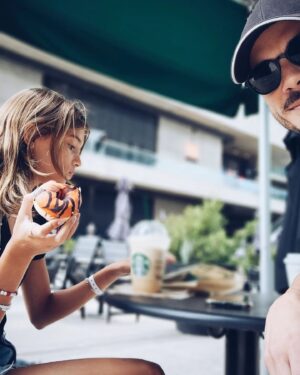 Tomás Fonzi Instagram - Mañanita de jueves... ☕❤️👧🏼
.
.
.
#seiko5gmt
