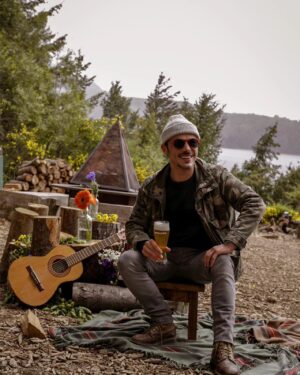Tomás Fonzi Instagram - Sabían que una botella retornable puede reutilizarse hasta 29 veces? Patagonia nos invitó a su cervecería en Bariloche a probar su nuevo envase que no genera residuos y la experiencia fué inolvidable!!
Gracias @cervezapatagonia 
#patagoniaretornable 
.
.
@micalapegue 
@manuvialeok