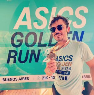 Tomás Fonzi Instagram - El domingo pasado fue la #asicsgoldenrun2024 y la corrimos junto a mi bro @fonzifon ...
Armamos dupla motivacional y metimos los 10k según (exactamente) lo planeado. un MUY discreto desempeño para lo que fue mi vuelta a las pistas ... Ahora voy a TODAS!!
Nada de esto sería posible sin la convocatoria y la extraña convicción de @asicsargentina de que "Doy runner".... bueno, ahora SOY. chin púm