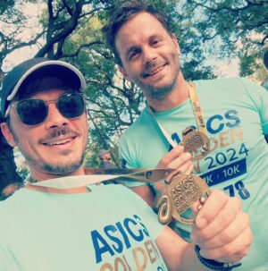 Tomás Fonzi Instagram - El domingo pasado fue la #asicsgoldenrun2024 y la corrimos junto a mi bro @fonzifon ...
Armamos dupla motivacional y metimos los 10k según (exactamente) lo planeado. un MUY discreto desempeño para lo que fue mi vuelta a las pistas ... Ahora voy a TODAS!!
Nada de esto sería posible sin la convocatoria y la extraña convicción de @asicsargentina de que "Doy runner".... bueno, ahora SOY. chin púm