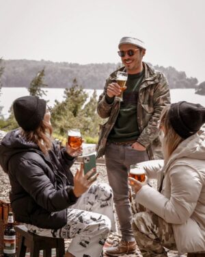 Tomás Fonzi Instagram - Sabían que una botella retornable puede reutilizarse hasta 29 veces? Patagonia nos invitó a su cervecería en Bariloche a probar su nuevo envase que no genera residuos y la experiencia fué inolvidable!!
Gracias @cervezapatagonia 
#patagoniaretornable 
.
.
@micalapegue 
@manuvialeok