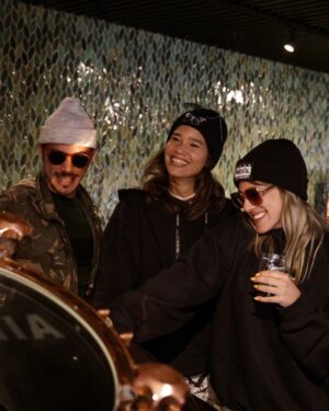 Tomás Fonzi Instagram - Sabían que una botella retornable puede reutilizarse hasta 29 veces? Patagonia nos invitó a su cervecería en Bariloche a probar su nuevo envase que no genera residuos y la experiencia fué inolvidable!!
Gracias @cervezapatagonia 
#patagoniaretornable 
.
.
@micalapegue 
@manuvialeok