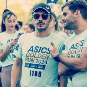 Tomás Fonzi Instagram - El domingo pasado fue la #asicsgoldenrun2024 y la corrimos junto a mi bro @fonzifon ...
Armamos dupla motivacional y metimos los 10k según (exactamente) lo planeado. un MUY discreto desempeño para lo que fue mi vuelta a las pistas ... Ahora voy a TODAS!!
Nada de esto sería posible sin la convocatoria y la extraña convicción de @asicsargentina de que "Doy runner".... bueno, ahora SOY. chin púm