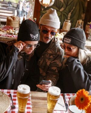 Tomás Fonzi Instagram - Sabían que una botella retornable puede reutilizarse hasta 29 veces? Patagonia nos invitó a su cervecería en Bariloche a probar su nuevo envase que no genera residuos y la experiencia fué inolvidable!!
Gracias @cervezapatagonia 
#patagoniaretornable 
.
.
@micalapegue 
@manuvialeok