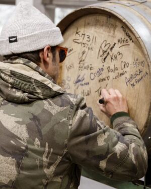 Tomás Fonzi Instagram - Sabían que una botella retornable puede reutilizarse hasta 29 veces? Patagonia nos invitó a su cervecería en Bariloche a probar su nuevo envase que no genera residuos y la experiencia fué inolvidable!!
Gracias @cervezapatagonia 
#patagoniaretornable 
.
.
@micalapegue 
@manuvialeok