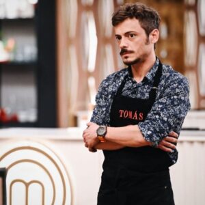 Tomás Fonzi Instagram - esa caminata.... 
la espera...
las caripelas...
#masterchefargentina 
@masterchefargentina