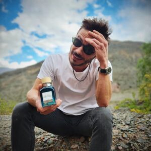 Tomás Fonzi Instagram - #aguafrescanadamas #adolfodominguezperfumes
 "¿Sabías que las aguas frescas de Adolfo Dominguez vienen en frascos reciclados, reciclables y reutilizables?"
#bergamota&ámbar
#citrus&cedro
#tremendasfragancias
#nopuedoelegir
#megustanmuchoambaslasdos