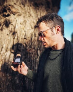Tomás Fonzi Instagram - Un perfume es un olor, el resto sobra. Nueva colección maderas. La esencia del bosque. Nada más.
.
.
.
#adolfodominguezperfumes
#colecciónmaderasad
#vetiverébanonadamás
@adolfodominguezofficial