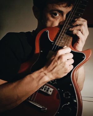 Tomás Fonzi Instagram - que animal noble la guitarra... 🎸🎸🎸