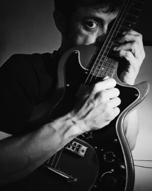 Tomás Fonzi Instagram - que animal noble la guitarra... 🎸🎸🎸