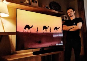 Tomás Fonzi Instagram - Como habrán visto, hace algunas semanas renové mi TV y compré este increíble QLED de @SamsungArg (que casi es más grande que yo). 

Algo buenísimo, además de su tamaño y su excelente calidad de imagen, es que aproveché Plan Canje y lo compré con ALTO descuento. Si están pensando renovar su TV como yo, chequeen en @SamsungArg que pueden entregar un TV Samsung usado de hasta 4 años de antigüedad y ahorrarse hasta un 47%
#plancanje