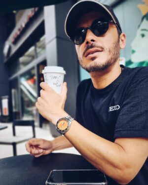 Tomás Fonzi Instagram - Mañanita de jueves... ☕❤️👧🏼
.
.
.
#seiko5gmt