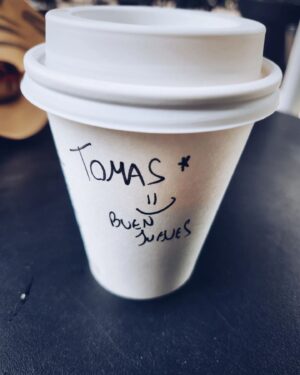 Tomás Fonzi Instagram - Mañanita de jueves... ☕❤️👧🏼
.
.
.
#seiko5gmt