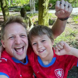 Tomáš Klus Instagram - Tak my jedem. Alfrédův vysněný dárek. Vidět @ceskarepre v akci. 🤍

“Tati, víš jak mám rád Ronalda”.
“Jo”.
“Tak i přesto jak ho mám rád, tak bych ho dneska po zápase klidně viděl smutnýho, protože ty naši kluci jsou super.”

Takže, jedem do Lipska do @redbullarenaleipzig a jsme tam dneska s váma. I když by mě to ještě před pár lety nenapadlo, ale fotbalová jiskra, která vzplála v panu Alfrédovi, z nás udělá ty, které stopro uslyšíte 😂⚽️🫀