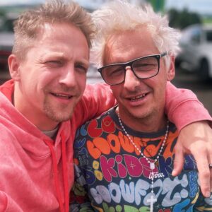 Tomáš Klus Instagram - Dnes slaví narozeniny můj bratr v býku, Jan Jelen. Duše Cílové skupiny a člověk rovný, poctivý a vždy v souladu s pravdou. Nikdy nenechá věci napospas tlení a vyhnití a když je někde nedobře, má dar jasně pojmenovat a vyříznout příčinu. Děkuji Ti, Brácho @janjelenband , za inspirativní a srdečné spolubytí 🫀 Na, za i široko daleko kol pódií 🙏🏻