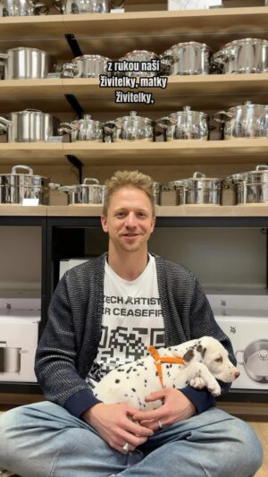 Tomáš Klus Instagram - Tomášův recept na profilu Rostlinně už brzy! 🌿
Kdy a proč? To vše se dozvíte ve videu! 🙌 U natáčení nesměl chybět ani rozkošný František @jsem_dalmatin a alespoň ve vzpomínce úžasná @tamara_klusova 💙

Těšíte se? 🤩
.
.
#rostlinne #projekt #bezmasa #rostlinnastrava