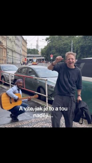 Tomáš Klus Instagram - To si tak jdete na rande se svým klukem a udojímáte se, jak z filmu s Richardem Gerem 🥹