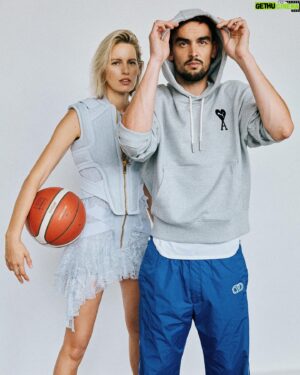 Tomáš Satoranský Instagram - September cover of @esquireczech w/ @karolinakurkova

📸 @benediktrenc
✍️ @petrmatejcek
@cashonly_studio_production