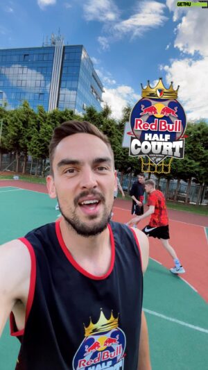 Tomáš Satoranský Instagram - *hned teď* se ozvi kámošům a sestav tým, s kterým se probojuješ až na světové finále v Egyptě 🏆🙌

Red Bull Half Court otevírá kvalifikační kola:
🏀 23.7. Česká Lípa
🏀 30.7. Praha
🏀 6.8. Brno
🇨🇿 13.8. Národní Finále v Praze

✍️ Více info o registracích zjistíš na 𝗿𝗲𝗱𝗯𝘂𝗹𝗹.𝗰𝘇/𝗵𝗮𝗹𝗳𝗰𝗼𝘂𝗿𝘁

#redbull #vamdavakridla #redbullhalfcourt #basketball #3na3 #streetball #street #turnaj