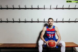 Tomáš Satoranský Instagram - Střípky z focení pro nový @reflex_cz, kde najdete i rozhovor mapující dění mé uplynulé sezóny v NBA 🏀

📸 @ondrejszollos 

#casopisreflex #reflexcz