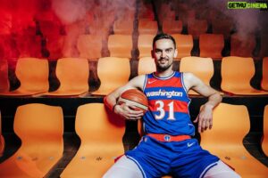 Tomáš Satoranský Instagram - Střípky z focení pro nový @reflex_cz, kde najdete i rozhovor mapující dění mé uplynulé sezóny v NBA 🏀

📸 @ondrejszollos 

#casopisreflex #reflexcz