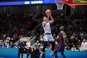 Tomáš Satoranský Instagram - Pardubice díky moc! Hnali jste nás za výhrou 🙏🏻🇨🇿
Je pro mě speciální hrát doma před českými fanoušky a před celou mojí rodinou.

#rvisejskolev #europeanqualifiers #makeyourmark @cz.basketball #klukzflóry