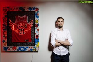 Tomáš Satoranský Instagram - Střípky z focení pro nový @reflex_cz, kde najdete i rozhovor mapující dění mé uplynulé sezóny v NBA 🏀

📸 @ondrejszollos 

#casopisreflex #reflexcz