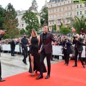 Tomáš Satoranský Instagram - Thank you @kviff for inviting us and taking care of my family 🙏🏻😊

#srdcovka #klukzflorynacervenymkoberci
#4dnyvevaru
