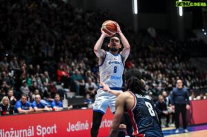 Tomáš Satoranský Instagram - Pardubice díky moc! Hnali jste nás za výhrou 🙏🏻🇨🇿
Je pro mě speciální hrát doma před českými fanoušky a před celou mojí rodinou.

#rvisejskolev #europeanqualifiers #makeyourmark @cz.basketball #klukzflóry