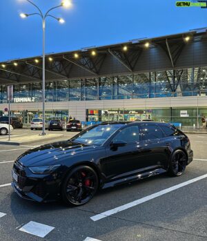 Tomáš Satoranský Instagram - A good partner will provide you with a car, a great partner will pick you up at the airport, even if your arrival is scheduled for late at night. Thank you @audiczechrep for a long and reliable cooperation! 🙏

#Audi #AudiCZ #RS6