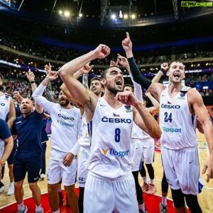 Tomáš Satoranský Instagram - Next stop 📍Berlin 

Děkujme za úžasnou atmosféru a podporu! #prague 
@rvisejakolev @cz.basketball #klukzflory