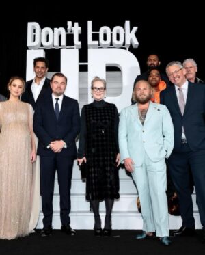 Tomer Sisley Instagram - Bon bah je peux crever maintenant! 
😂😊😎 Meryl… l’actrice de tous les acteurs!!! Quelle fierté, quelle chance, quel plaisir!!! Folle nuit à NY, folle avant première, film incroyable!!!! #DONTLOOKUP Thank you Adam McKay 🙏🙏🙏 Partenaires incroyables! Leonardo Dicaprio, Jennifer Lawrence, Meryl Streep, Kate, Jonah Hill, Ron Perlman, Tyler Perry, Kid Cudi, Cate Blanchett, Himesh Patel, etc…
Special thanks to @louboutinworld @boucheron @cerruti1881 @emanuelungaroparis 
🙏🙏🙏🙏😎😎😎😎
Et mention très spéciale pour ma femme sans qui tout cela n’aurait jamais existé ❤️❤️❤️ @sandraandcoparis Love Of My Life