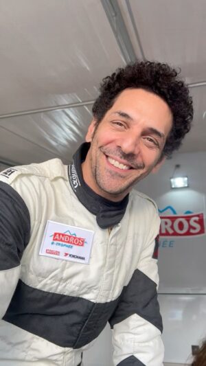 Tomer Sisley Instagram - Week end à Super besse pour le @tropheeandros ! Et mon Bordel termine 2éme du Trophée Andros star❤️🥰! Derrière @xavierpompidou.off et devant @airlavillenie ! #rigolite #letItSnow merci @elise.boghossian pour son livre passionant