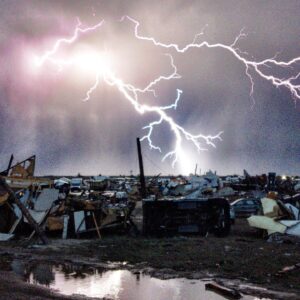 Tomer Sisley Instagram - Souvenirs du tournage de MESSIAH pour Netflix, l’année dernière... au Nouveau Mexique, en été, les orages sont très fréquents. Sur ce décor de “village ravagé par une tornade”, ou seule une église a survécu, les trombes d’eau et les éclairs de fin d’après-midi nous rappelaient le déluge! C’était assez impressionnant.