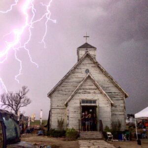 Tomer Sisley Instagram - Souvenirs du tournage de MESSIAH pour Netflix, l’année dernière... au Nouveau Mexique, en été, les orages sont très fréquents. Sur ce décor de “village ravagé par une tornade”, ou seule une église a survécu, les trombes d’eau et les éclairs de fin d’après-midi nous rappelaient le déluge! C’était assez impressionnant.