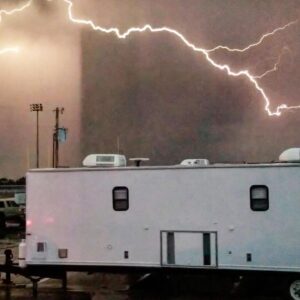Tomer Sisley Instagram - Souvenirs du tournage de MESSIAH pour Netflix, l’année dernière... au Nouveau Mexique, en été, les orages sont très fréquents. Sur ce décor de “village ravagé par une tornade”, ou seule une église a survécu, les trombes d’eau et les éclairs de fin d’après-midi nous rappelaient le déluge! C’était assez impressionnant.