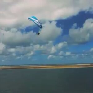 Tomer Sisley Instagram - Des copains, du parapente avec les meilleurs, du Jiu-Jitsu avec des passionnés, du Yoga avec un soleil, du kart sous des trombes d’eau, des paysages dingues, du partage...bref ça m’a fait un bien fou !!! MERCI MERCI MERCI!!! Que du kiffe géant!!!! On va revenir très vite vous voir sur votre Dune incroyable #duneDuPyla #dunedupilat #waggasSchool @charlie.piccolo @waggas.school @yoga.arcachon @chachamaxx @tim.allongi @sandraandcoparis