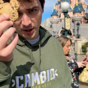 Tommaso Cassissa Instagram - Mangiare abbiamo mangiato, riposare abbiamo mangiato, per il resto sí, Pippo è simpaticissimo pure dal vivo nonostante tutto è rimasto umile 💛 
#idolo #goofy #invitedby