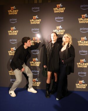 Tommaso Cassissa Instagram - Sul blu carpet di  @primevideoit abbiamo provato a dare il meglio di noi.
Qualcuno c’è anche riuscito.
#LOLTalentShow #ad